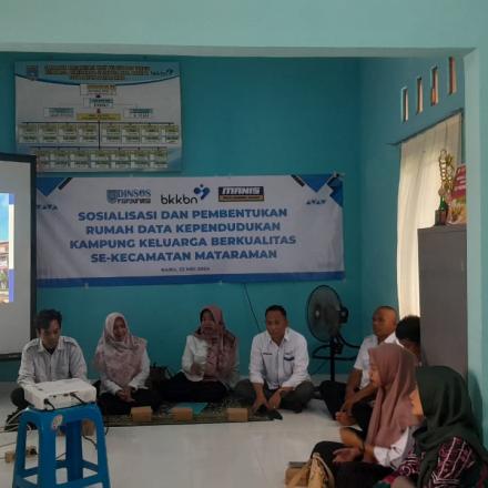 SEKRETARIS DESA DAN KADER KB HADIRI SOSIALISASI DAN PEMBENTUKAN RUMAH DATA KEPENDUDUKAN KAMPUNG KB